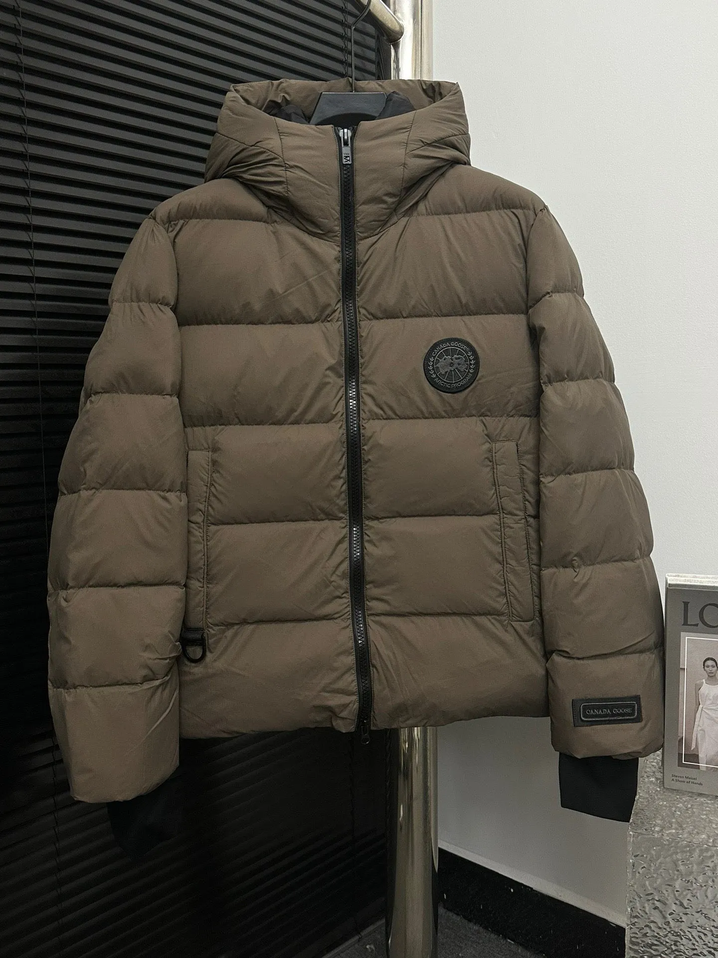 P850 𝘾𝘼𝙉𝘼𝘿𝘼 𝙂𝙊𝙊𝙎𝙀 Canada Goose Ouyang Nana second generation same style hooded couple down jacket! Goose down jacket has always been a popular element of fashion, loved by experts from all walks of life! Fashionable hooded cut, high-end customer-supplied fine goose down. High resilience, smooth zipper, strong and firm. Pockets on both sides can store small items, free your hands, and worry-free when going out. 90% white goose down filling. Black light puff style. Size: XS S M L XL XXL Color: coffee